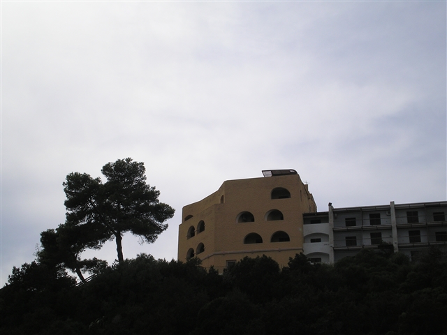 Hotel capocaccia visto dal gommone.